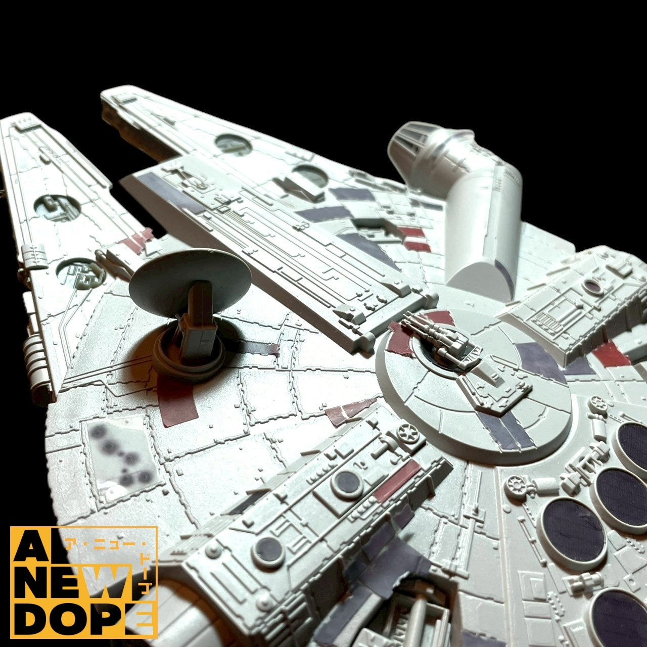 Paladone ミレニアムファルコン ポーザブル 1/180スケール LEDスタンドライト『スターウォーズ/新たなる希望』(1977)【LED点灯確認済み】