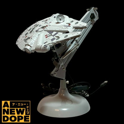 Paladone ミレニアムファルコン ポーザブル 1/180スケール LEDスタンドライト『スターウォーズ/新たなる希望』(1977)【LED点灯確認済み】