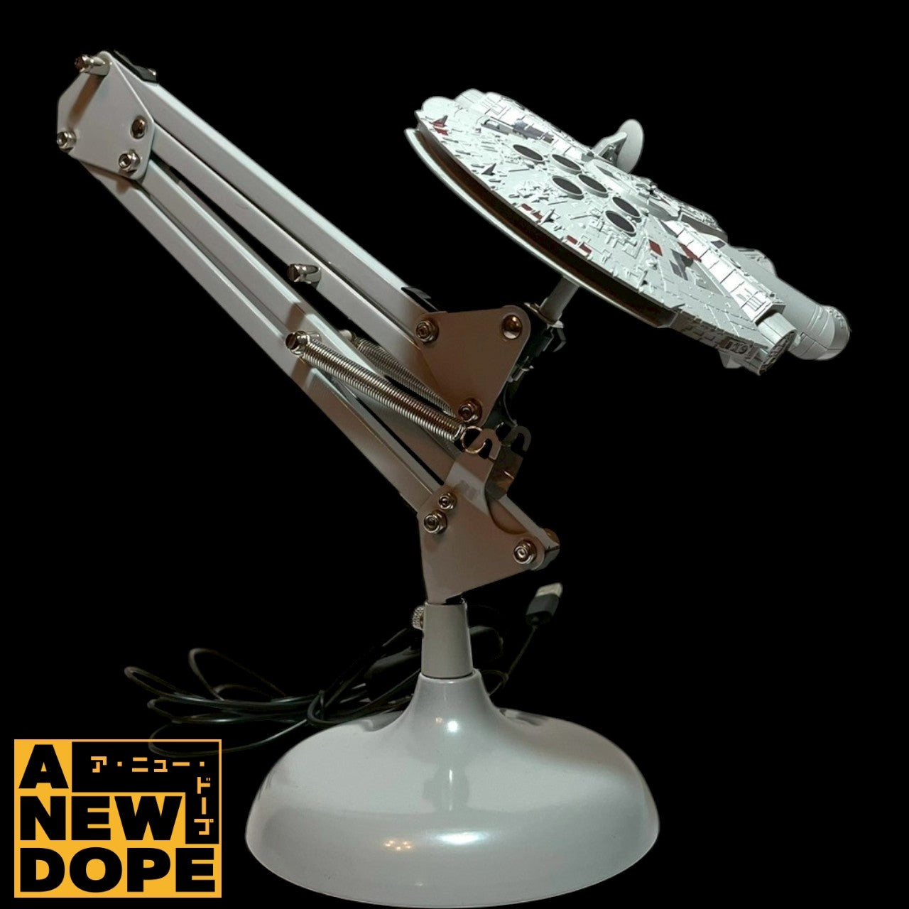 Paladone ミレニアムファルコン ポーザブル 1/180スケール LEDスタンドライト『スターウォーズ/新たなる希望』(1977)【LED点灯確認済み】